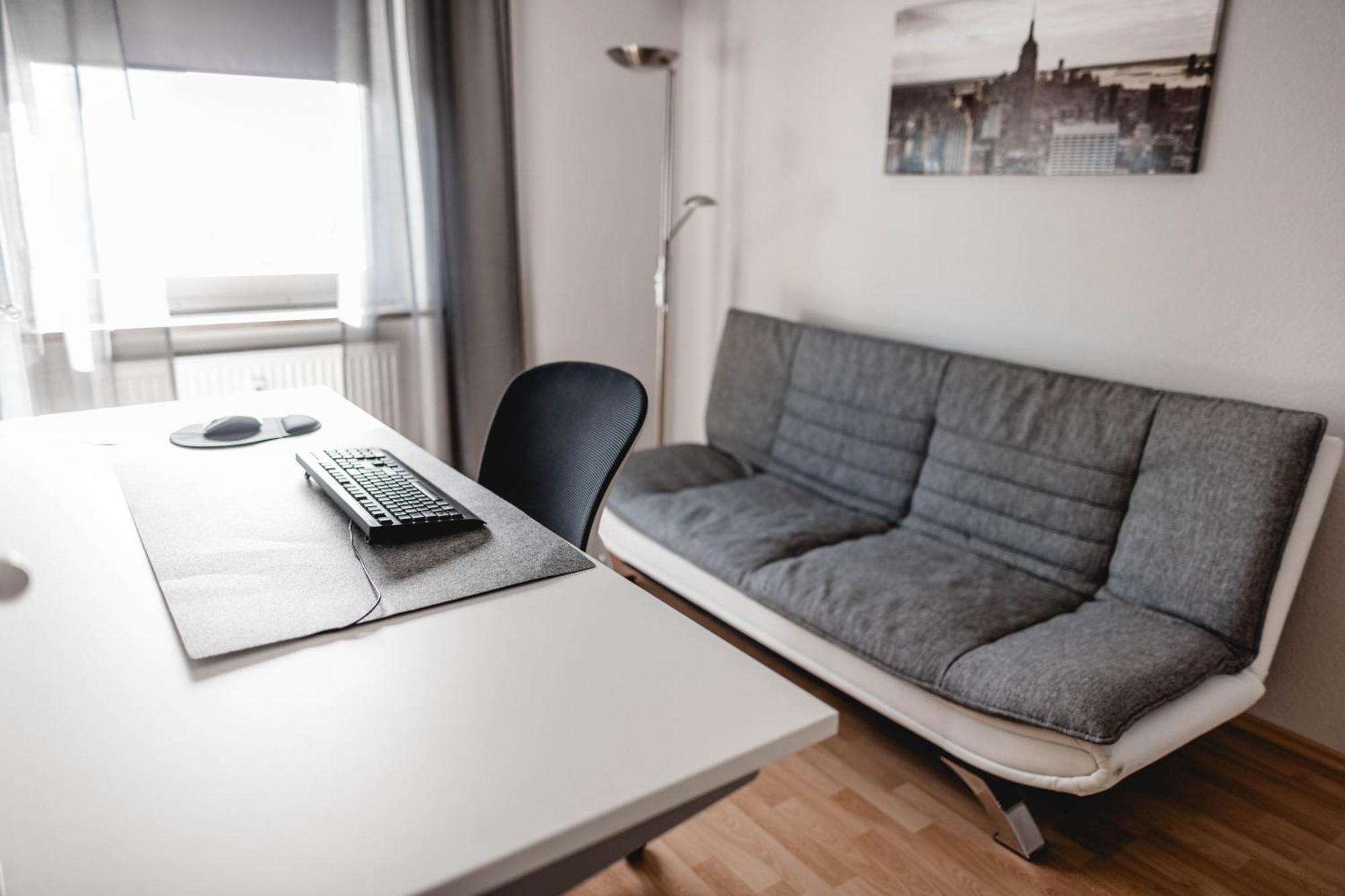 Me Homes - Grosse Moderne Designer-Wohnung Fuer Urlaub Und Business - Mit Kueche, Buero, Balkon Und 2 Parkplaetzen Bayreuth Eksteriør billede